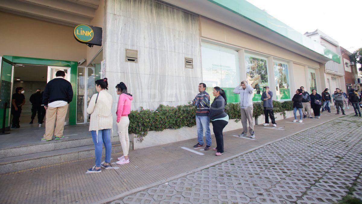 Santafesinos hacen fila para ingresar al banco.