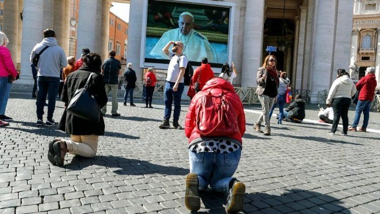 Fieles en la Plaza de San Pedro durante el Ángelus del 8 de marzo 2020. (ANSA)