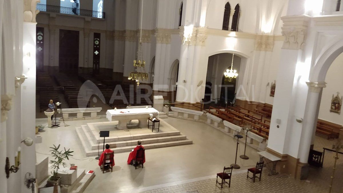 La Basílica de Guadalupe vacía. El padre Olidio Panigo celebra la misa solo, por la cuarentena obligatoria, y miles de fieles lo siguen desde sus casas a través de Internet.