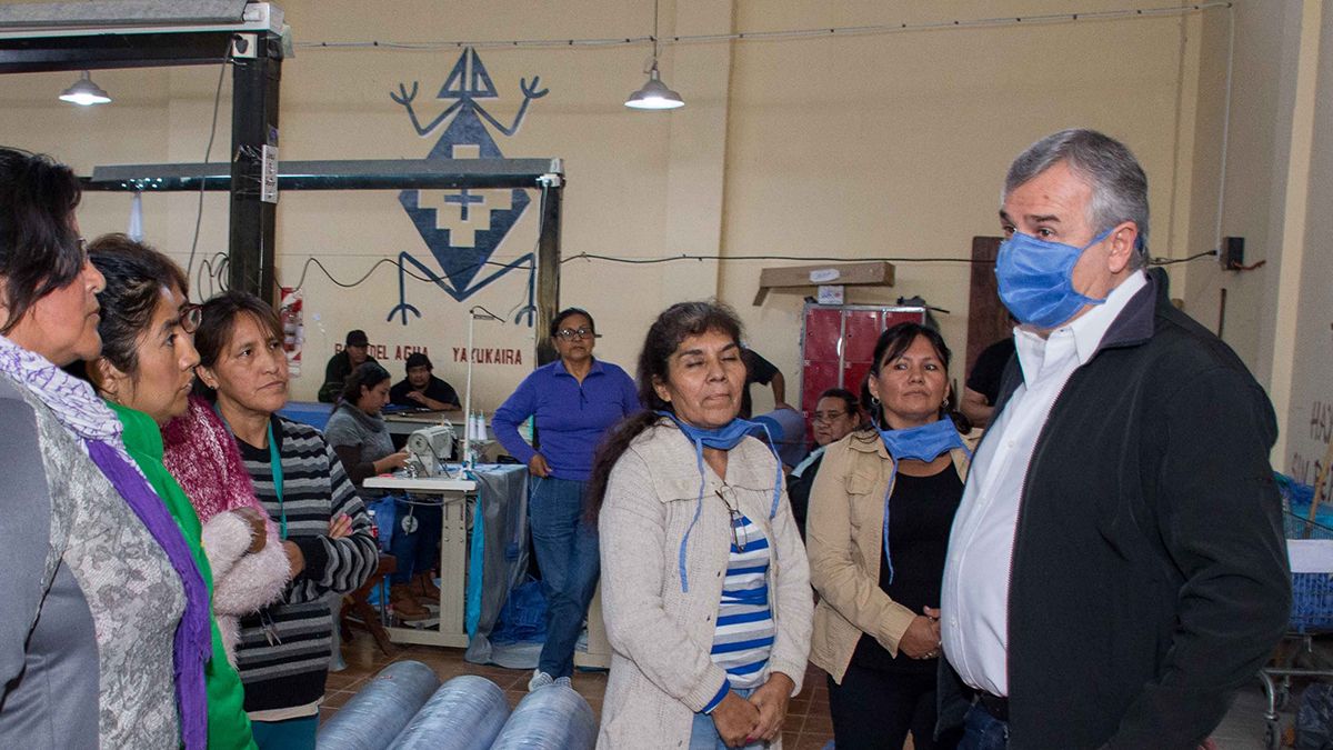 Gerardo Morales, el gobernador de Jujuy, en las instalaciones de la Cooperativa Textil “Tupac Amaru” de Alto Comedero observando el proceso de fabricación de barbijos.
