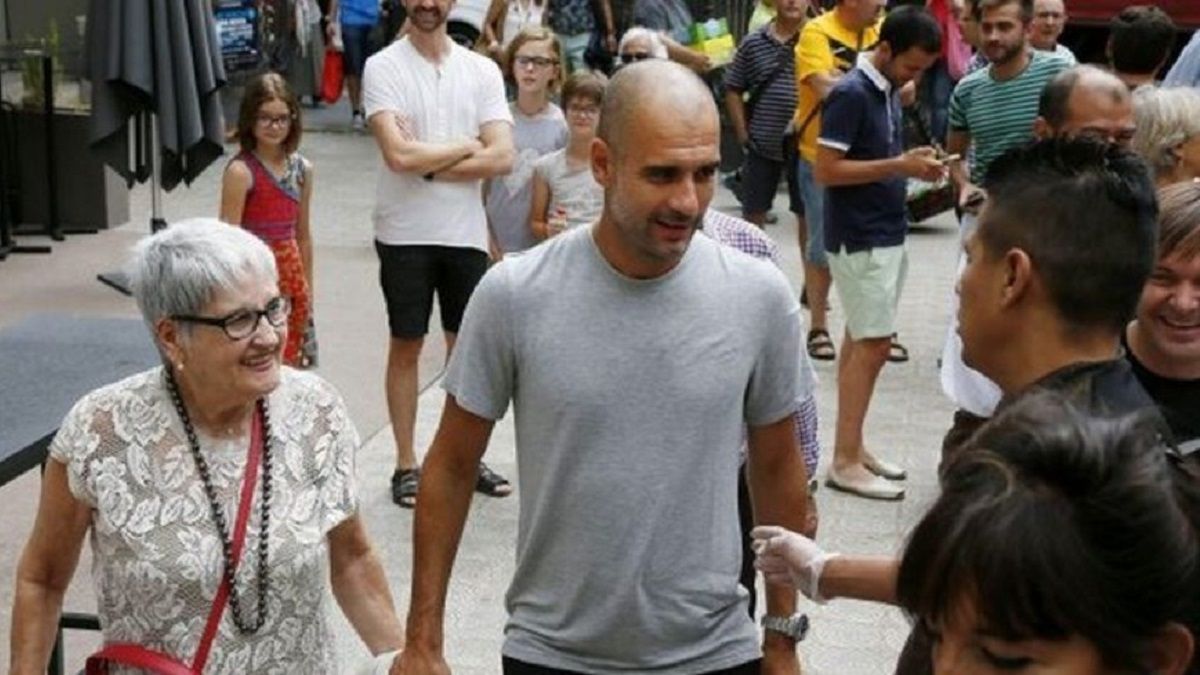 Pep Guardiola con su madre.