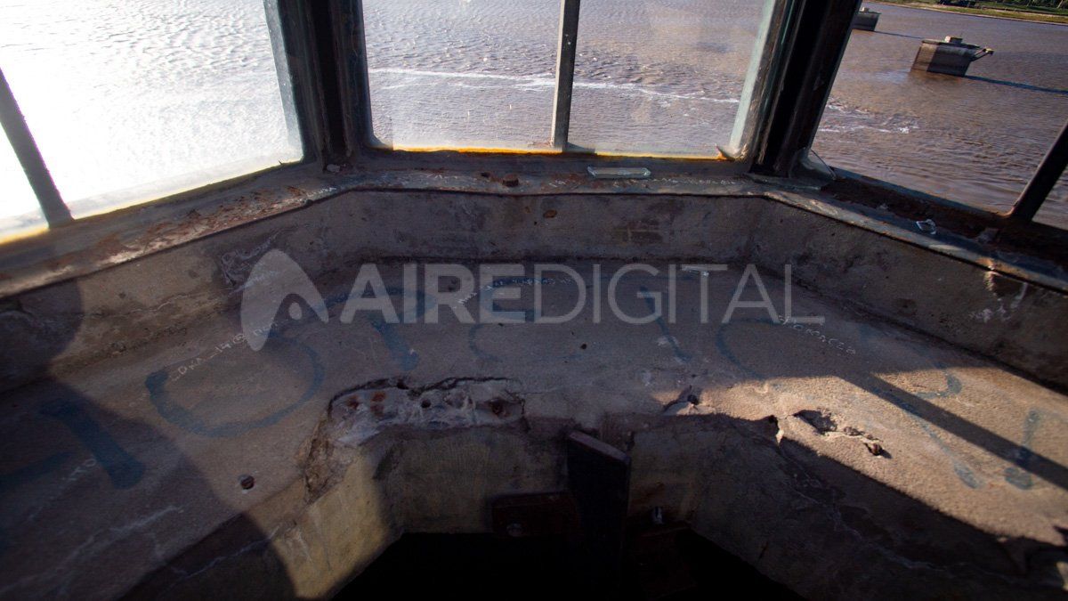 Hay daños en el tramo final del faro y también fragmentos de vidrios.