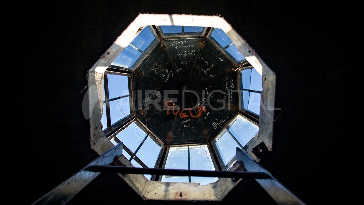 Hasta al mismo techo llegaron las inscripciones y pintadas.