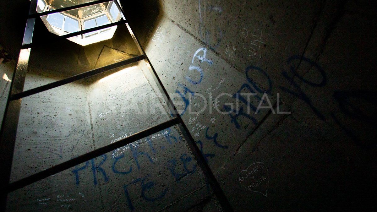 Por esta escalera de hierro se sube hasta la punta.