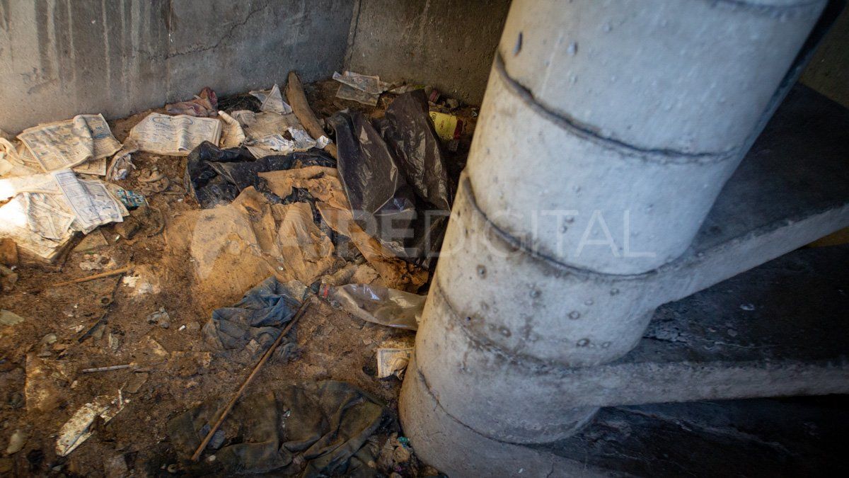 Papeles tirados, restos de bolsas y mucha basura, en la entrada al faro.