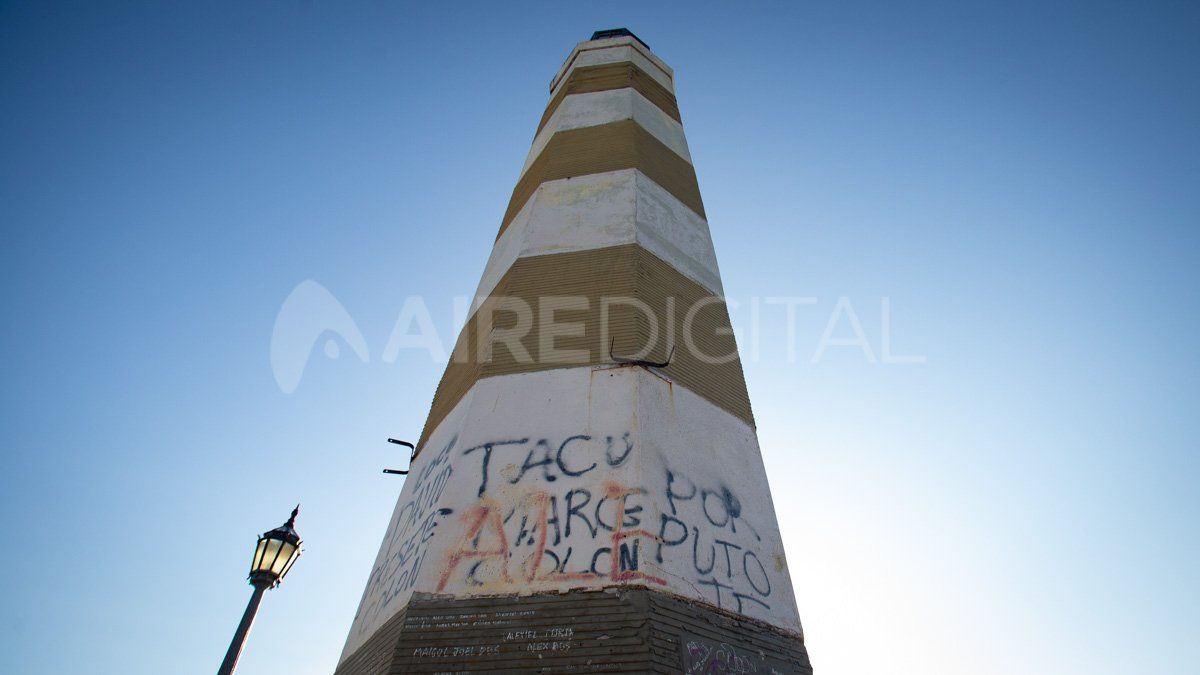 Los graffitis se pueden ver sin entrar al faro.