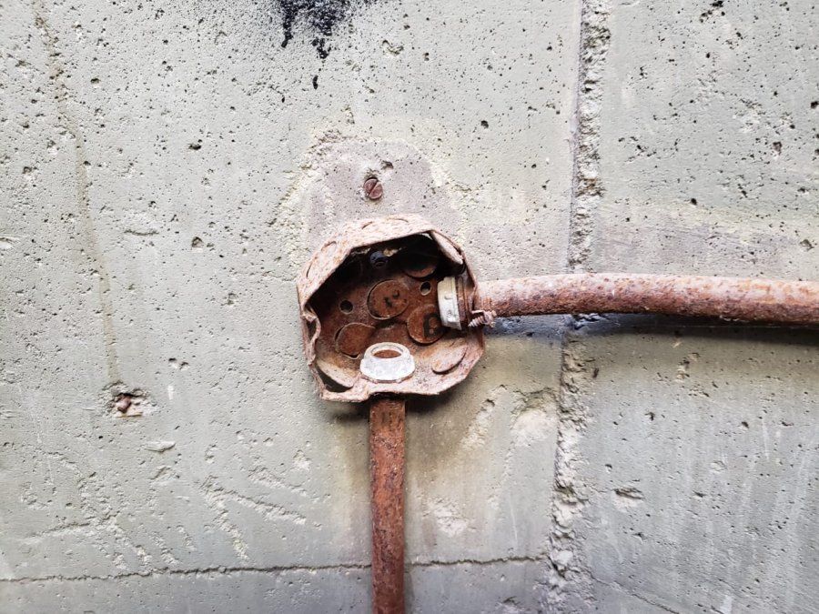 Así están las instalaciones eléctricas dentro del faro.