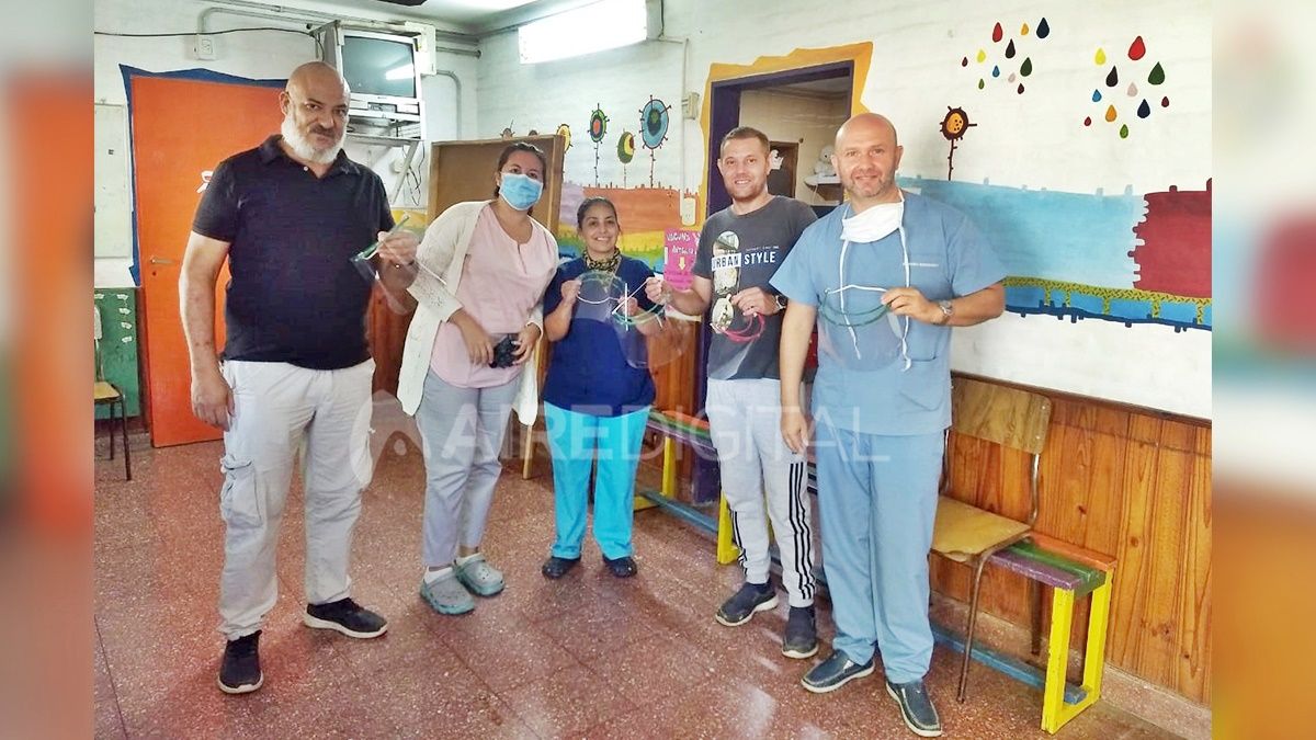 Pablo junto a su familia fabrican máscaras 3D y las donan al personal de salud.