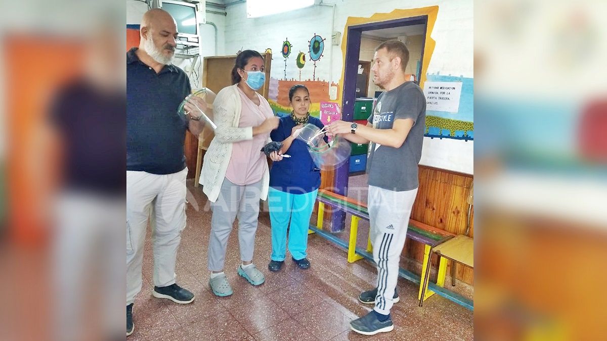 Pablo junto a su familia fabrican máscaras 3D y las donan al personal de salud.