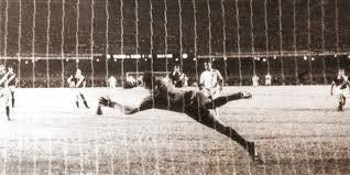 Andrada, no logró detener el remate de Pelé.