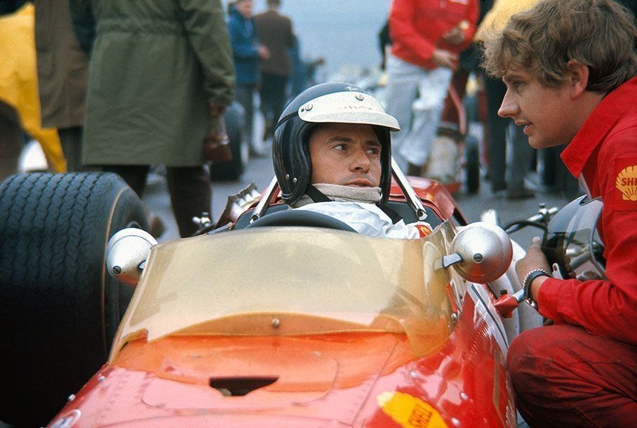 El domingo 7 de abril de 1968, Clark tomó parte de la fecha inaugural del Campeonato Europeo de la Fórmula 2 en Hockenheim, Alemania. Lo hizo con un Lotus 48-Cosworth y, como no estaba conforme con el rendimiento de su auto durante todo el fin de semana, su mecánico, Dave Beaky Sims (junto a él, en la grilla, en la última foto antes de largar), recordó que solo dijo: “No esperen nada de mí hoy, solo manténganme informado sobre dónde estoy (cuál era su posición en la carrera), y cuántas vueltas faltan