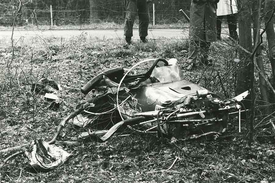 Eran las 12.39 cuando su Lotus hizo una maniobra inexplicable a más de 250 km/h en la larga recta que desemboca en la Ostkurve (curva Este); tras zigzaguear, salió disparado hacia el lado izquierdo de la pista y, como no había guardarrails, impactó contra los árboles que rodeaban el trazado. Fue tal la violencia del golpe, que el auto se partió en tres: el motor y la caja de cambios se encontraron a más de 50 metros de lo que quedó del chasis; el tren delantero, a unos 20 y, la barra antivuelco, también se había roto.