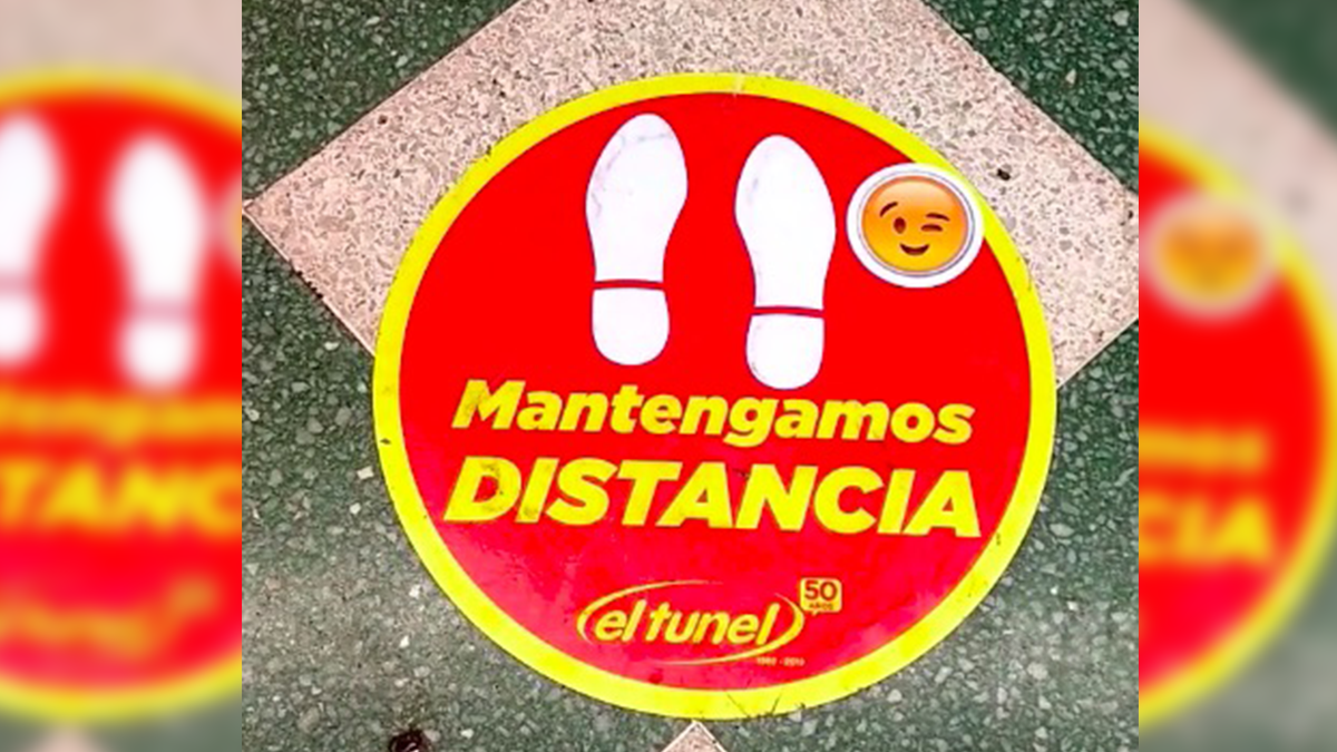 La señalética que colocó El Túnel en sus pisos de las sucursales para indicar la distancia que debe haber entre cada persona que espera en la fila.