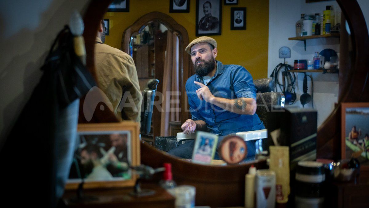 Desde que dejó el Servicio Penitenciario el exagente se abocó a la profesión de barbero.