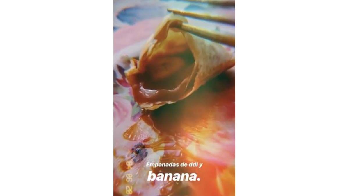 La empanada de dulce leche y banana que cocinó la China Suárez. ¿La aprobás o pulgar para abajo?