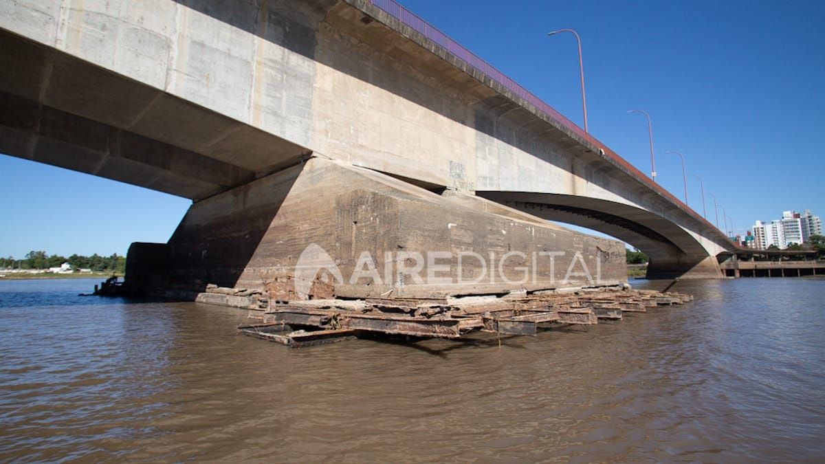La bajante dejó expuestos los daños en el sistema de protección del pilar del Viaducto Oroño.