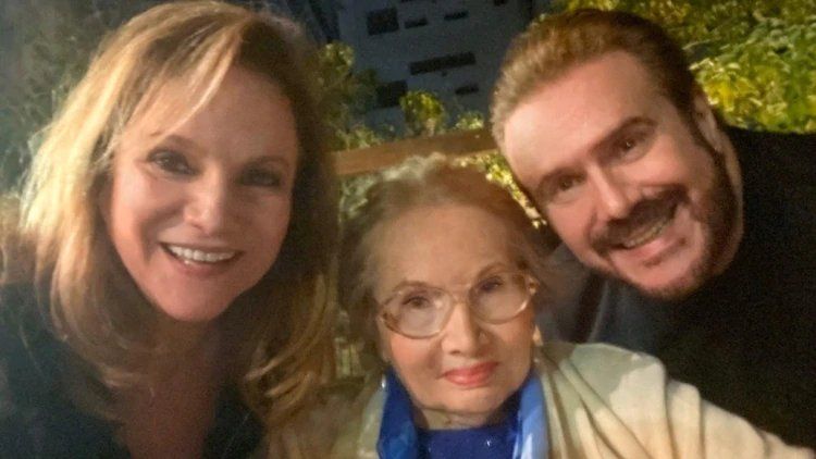 Joaquín y Lucía Galán junto a su madre