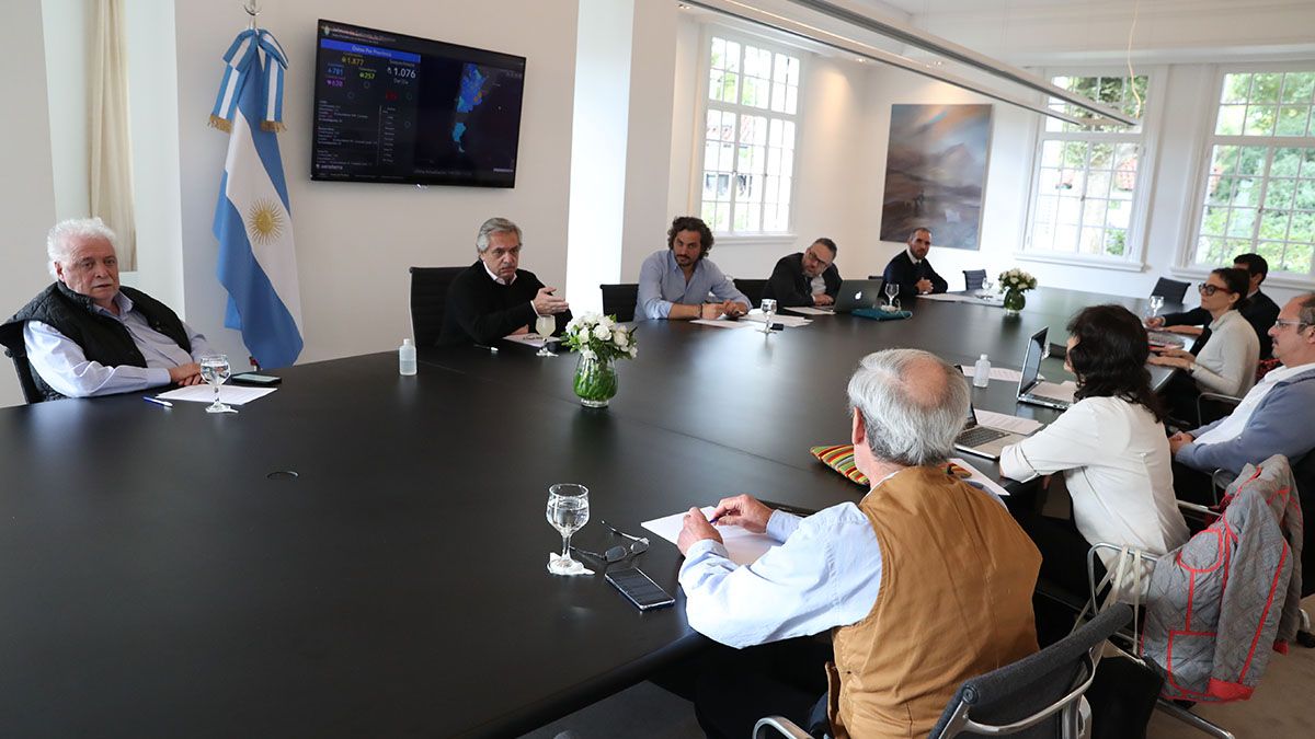 El presidente, junto a Santiago Cafiero y parte del gabinete, analiza informes técnicos.