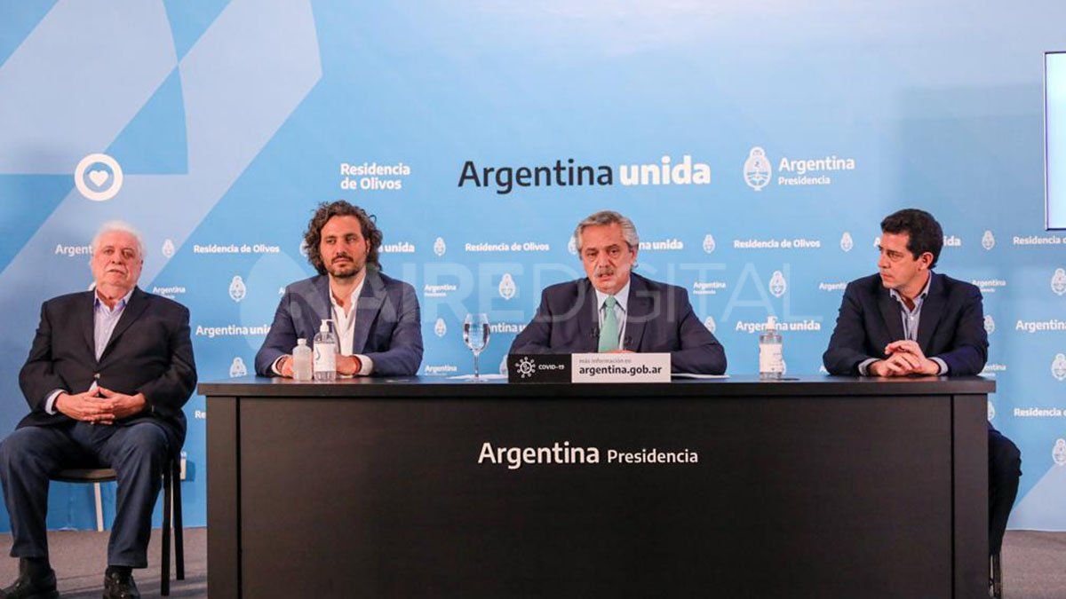 Alberto Fernández en conferencia de prensa junto al jefe de ministros Santiago Cafiero, el ministro de Salud Ginés González García y el ministro del Interior, Eduardo De Pedro.