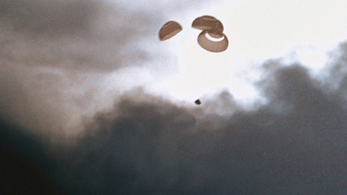 Los paracaídas del Apolo 13, cuando se vieron en el cielo, en un emocionante regreso.