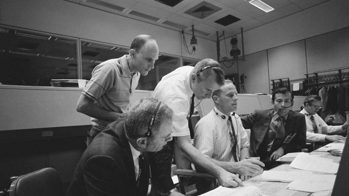 En Houston, la tensión fue máxima hasta que lograron regresar a la tripulación del Apolo 13 a la Tierra.