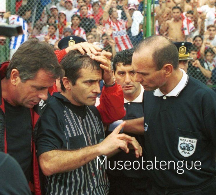 Daniel Giménez conversa con Alberto Barrientos, tras el incidente. El partido sería suspendido a los 17m ST y nunca se completó. Gentileza: @museotatengue