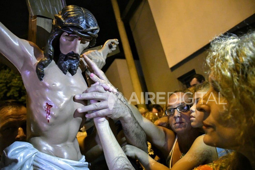 Los fieles viven con mucha devoción el Vía Crucis del Padre Ignacio. Este año, en vez de participar en la ceremonia de barrio Rucci (foto), la gente hizo altares frente al televisor en su casa.
