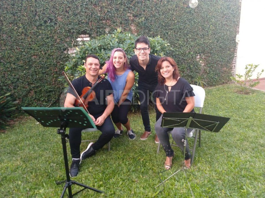 Sergio San Agustín y María Alejandra Pistoni viven en barrio María Selva con sus hijos y ambos son músicos. Desde su terraza, brindan conciertos para los vecinos.