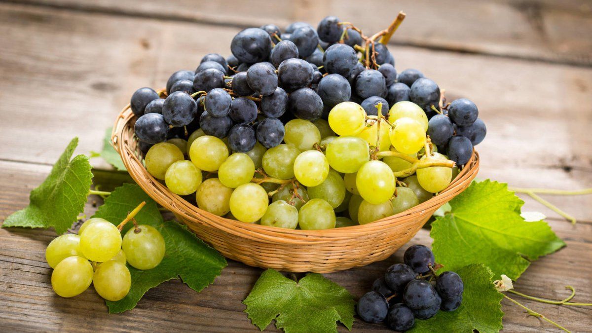 Uvas blancas y negras