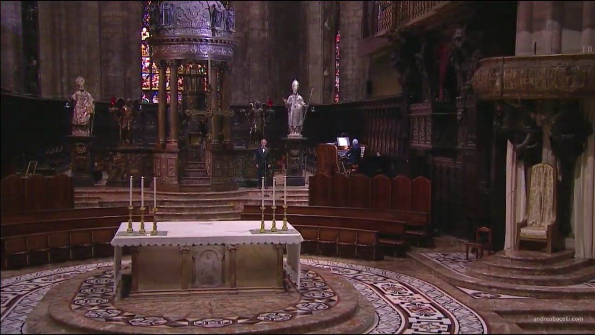Andrea Bocelli cantó por Pascua en la Catedral de Milán
