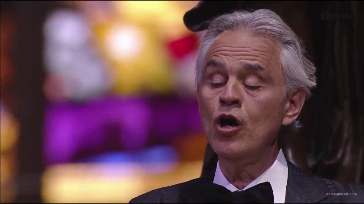 Andrea Bocelli cantó por Pascua en la Catedral de Milán