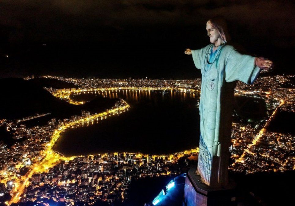 El Cristo Redentor se vistió de médico.