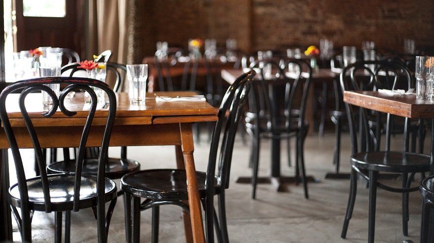 Los bares y restaurantes podrán abrir con estrictas medidas sanitarias que garanticen el distanciamiento. 