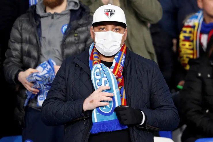 Un hincha de Napoli, con barbijo, el 25 de febrero de 2020 en un partido de la Champions League.