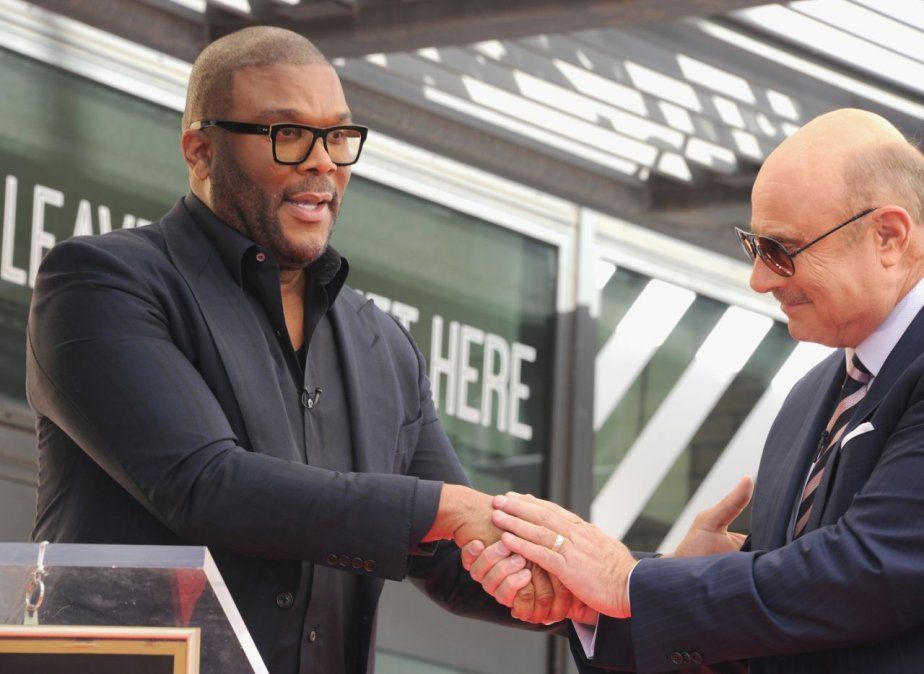 Tyler Perry junto a uno de los beneficiados