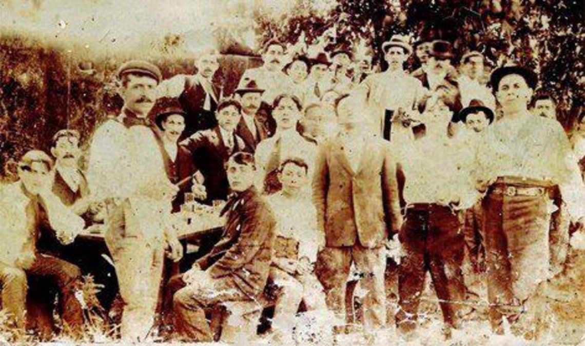 Foto tomada el 15 de abril de 1907 en el patio de la casa de los Baragiola.