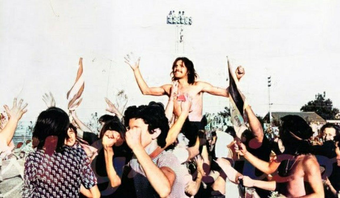 Leopoldo Jacinto Luque es llevado en andas por los hinchas en Campana. Luego sería campeón del mundo en 1978. Foto: Revista El Gráfico.