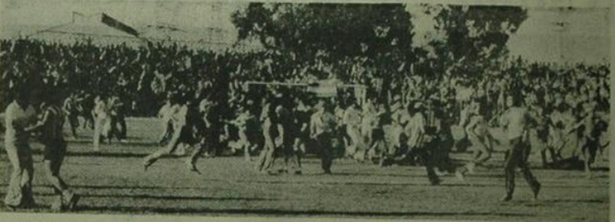 La gente invade el terreno. Unión volvía a la máxima categoría. Foto: Hemeroteca Digital de la Provincia de Santa Fe.