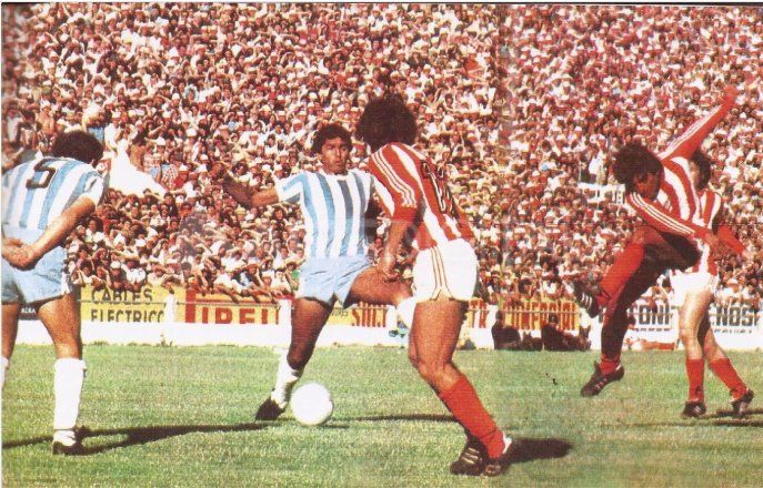 Juan Gerónimo Paz abre el marcador ante Atlético Tucumán en la vuelta de las semifinales del Nacional ´79. No cabía un alfiler en el Estadio 15 de Abril.