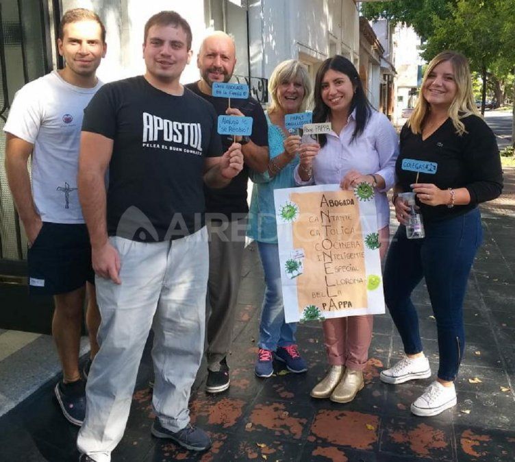 María Antonella junto a su familia a minutos de haber finalizado el examen