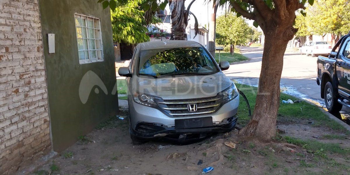 El conductor perdió el control, se subió a la vereda y chocó con un árbol