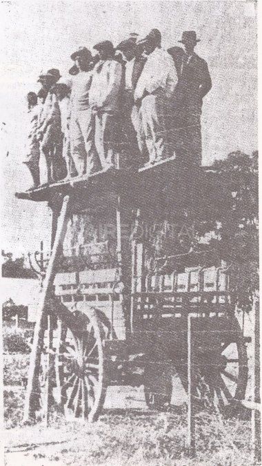 La gente se subía a los carros para observar mejor el