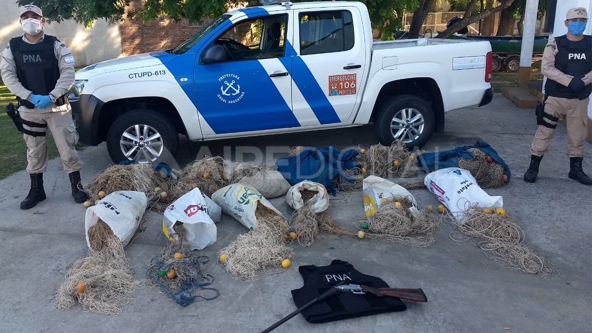 Redes, armas, una canoa y celulares, los elementos secuestrados tras algunos allanamientos en la región.