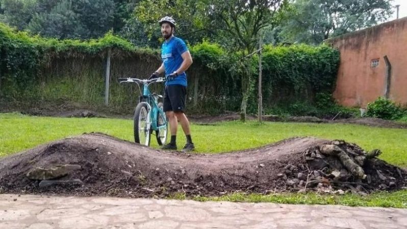 Gómez Lassalle aprovechó el tiempo que le sobra y se armó una pista. 