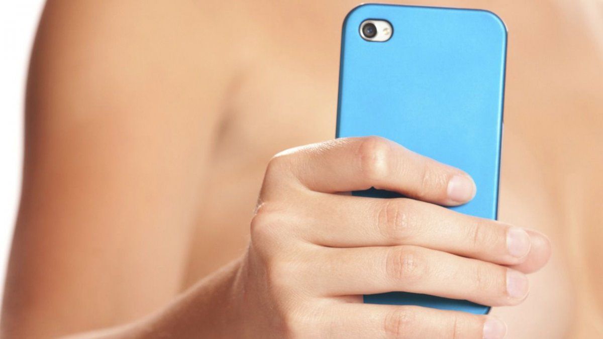 Sexting: la palabra proviene de sex (sexo) y texting (mensajes de texto)