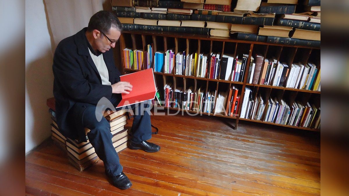 Raúl junto a su biblioteca, transitando el aislamiento obligatorio.