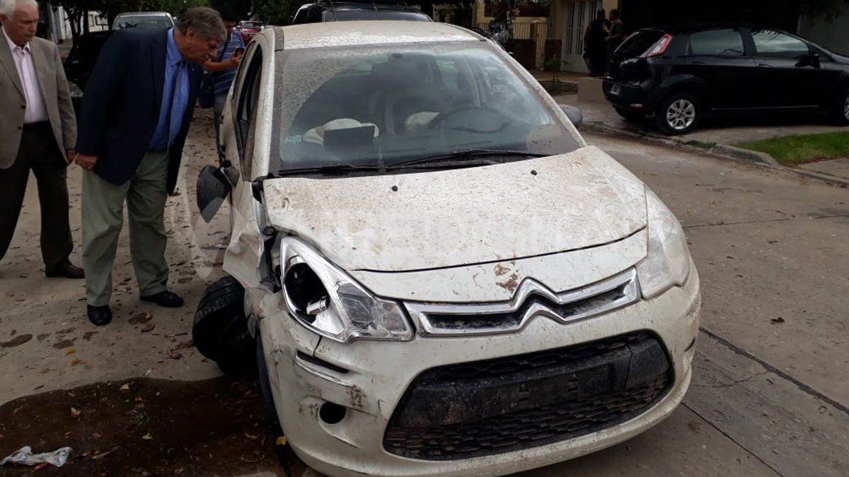 En la entradera los delincuentes se robaron el auto familiar y uno de ellos lo chocó en barrio Barranquitas.