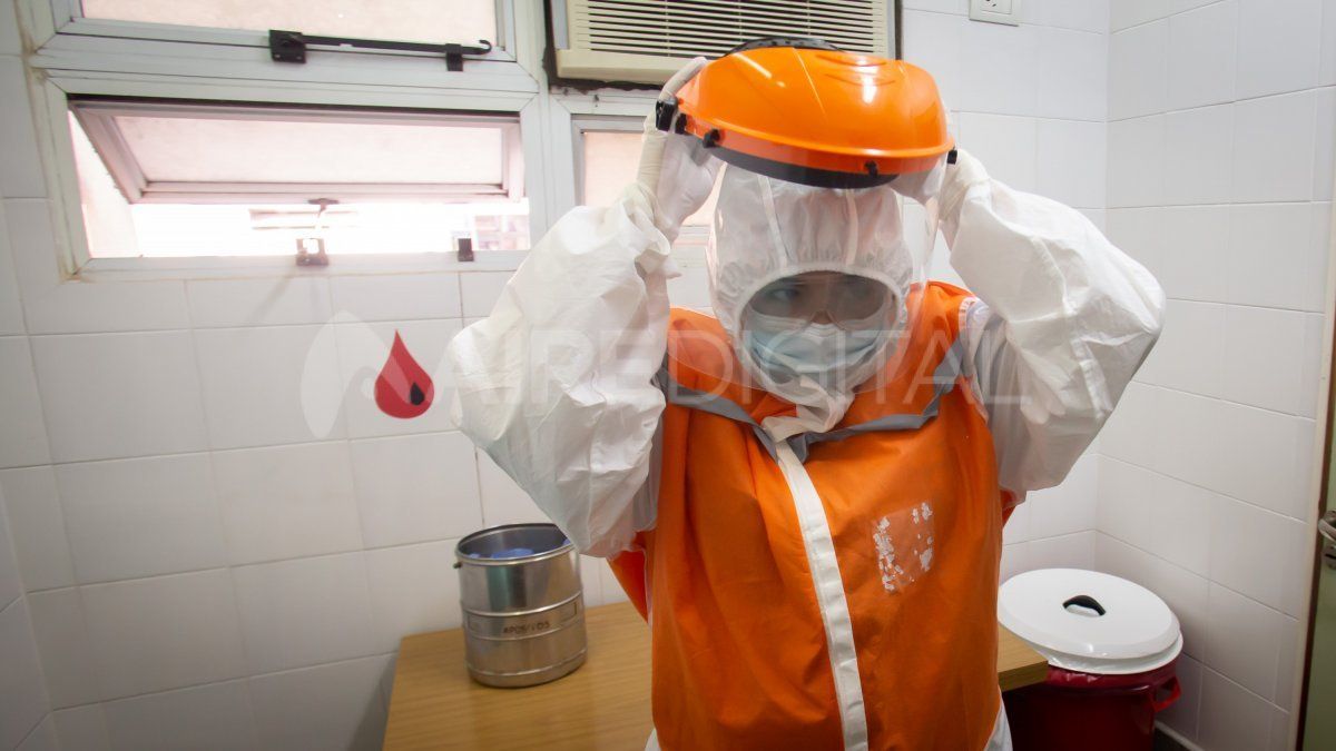 Al cuarto de hisopados del Cullen, los médicos entran vestidos con trajes que cubren todo su cuerpo.