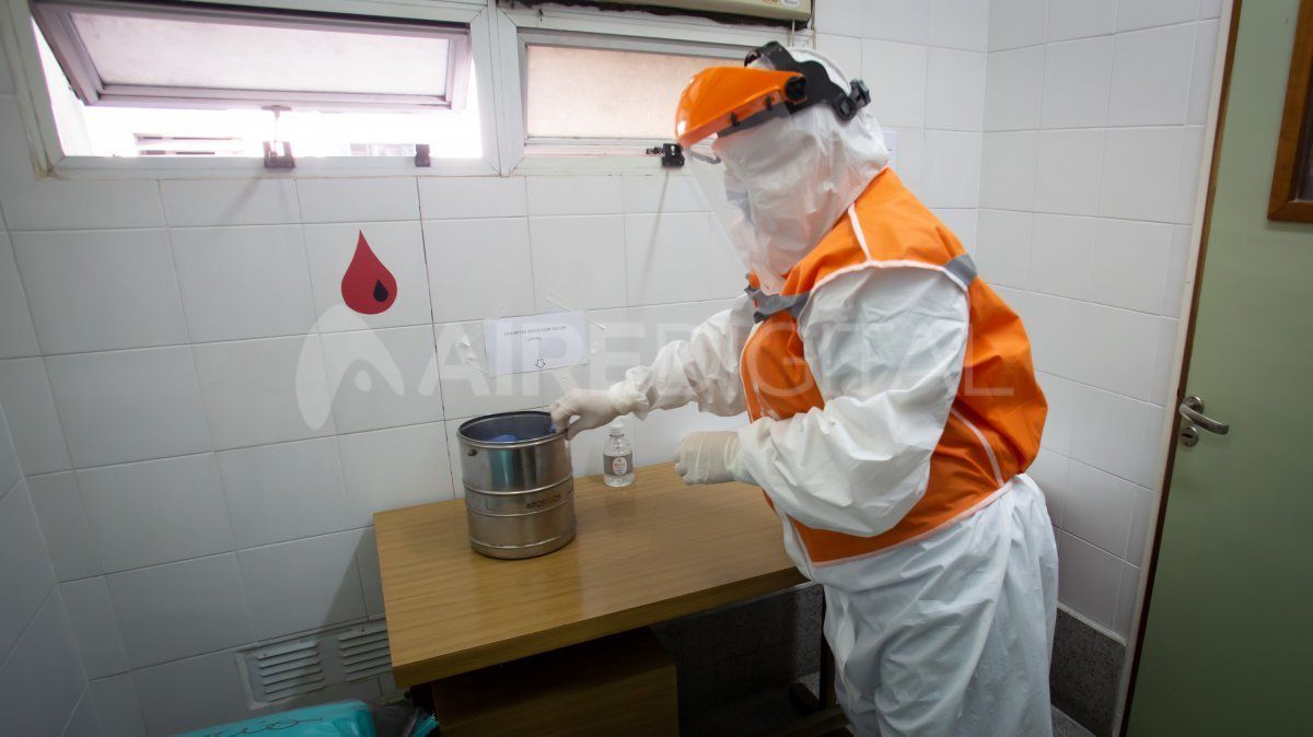 Al cuarto de hisopados del Hospital Cullen, los médicos entran vestidos con trajes que cubren todo su cuerpo. 