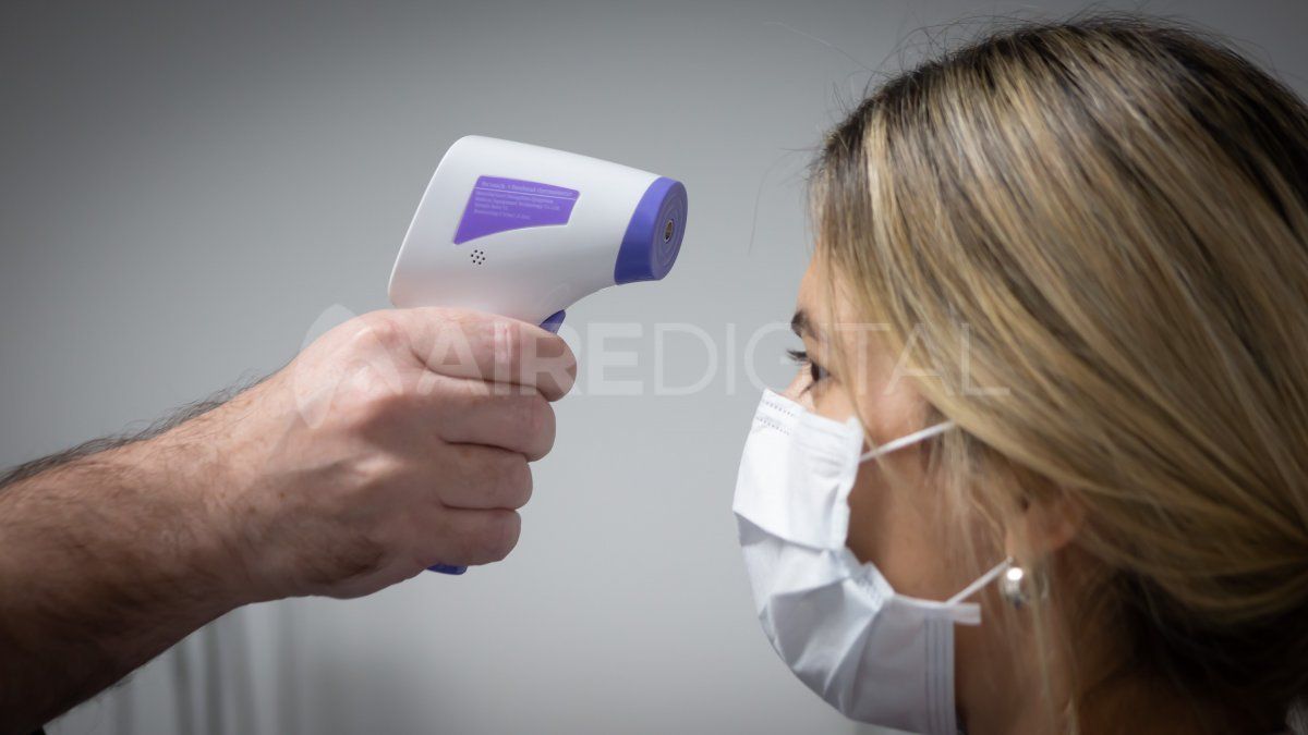 En el triaje de la guardia del Hopsital Cullen toman la fiebre de los pacientes.